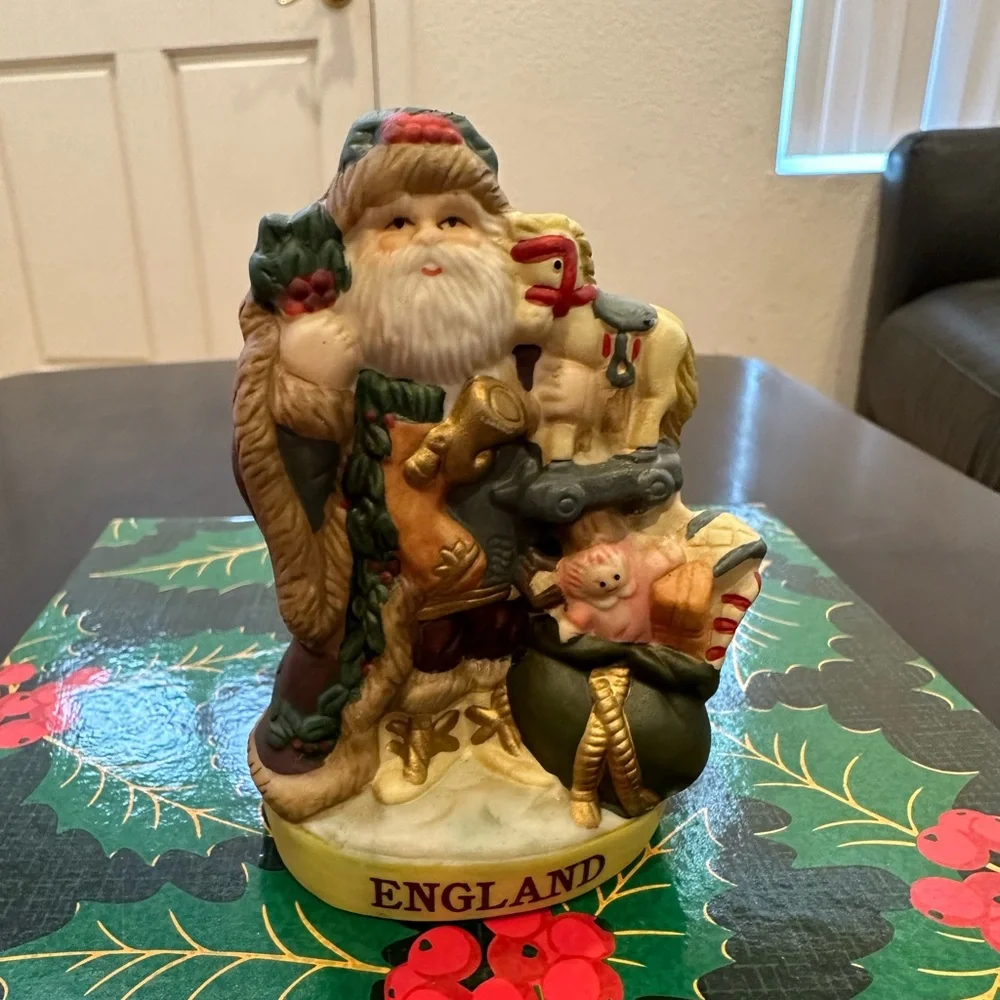 Vintage Santas, a nation, England.